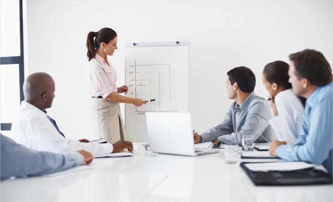 與團隊成員、行業(yè)專家和潛在用戶討論解決方案