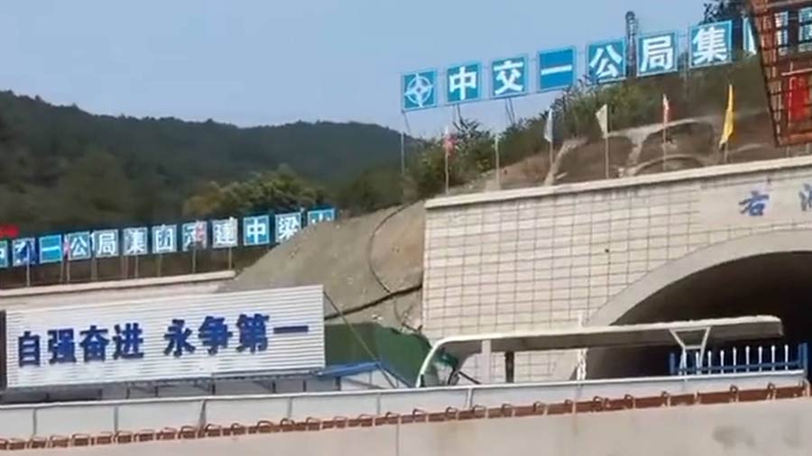 HC高速液壓夯實機在中交一公局集團承建的渝武高速中梁山隧道項目中對路基進行夯實處理 HC高速液壓夯實機在中交一公局集團承建的渝武高速中梁山隧道項目中對路基進行夯實處理